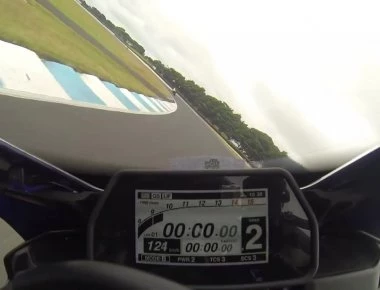 Απίστευτο βίντεο: Πουλιά-καμικάζι κατέστρεψαν έναν αγώνα moto GP